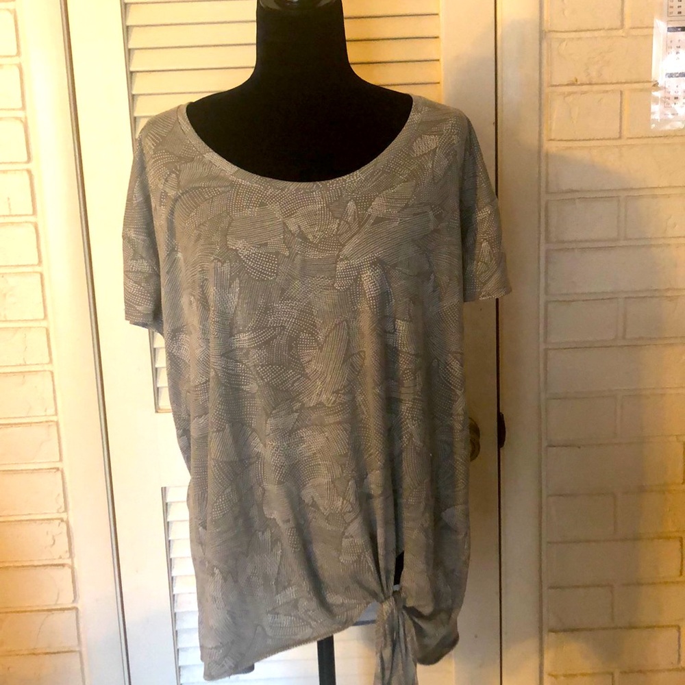 Grey leaf pattern Xersion top. XXL